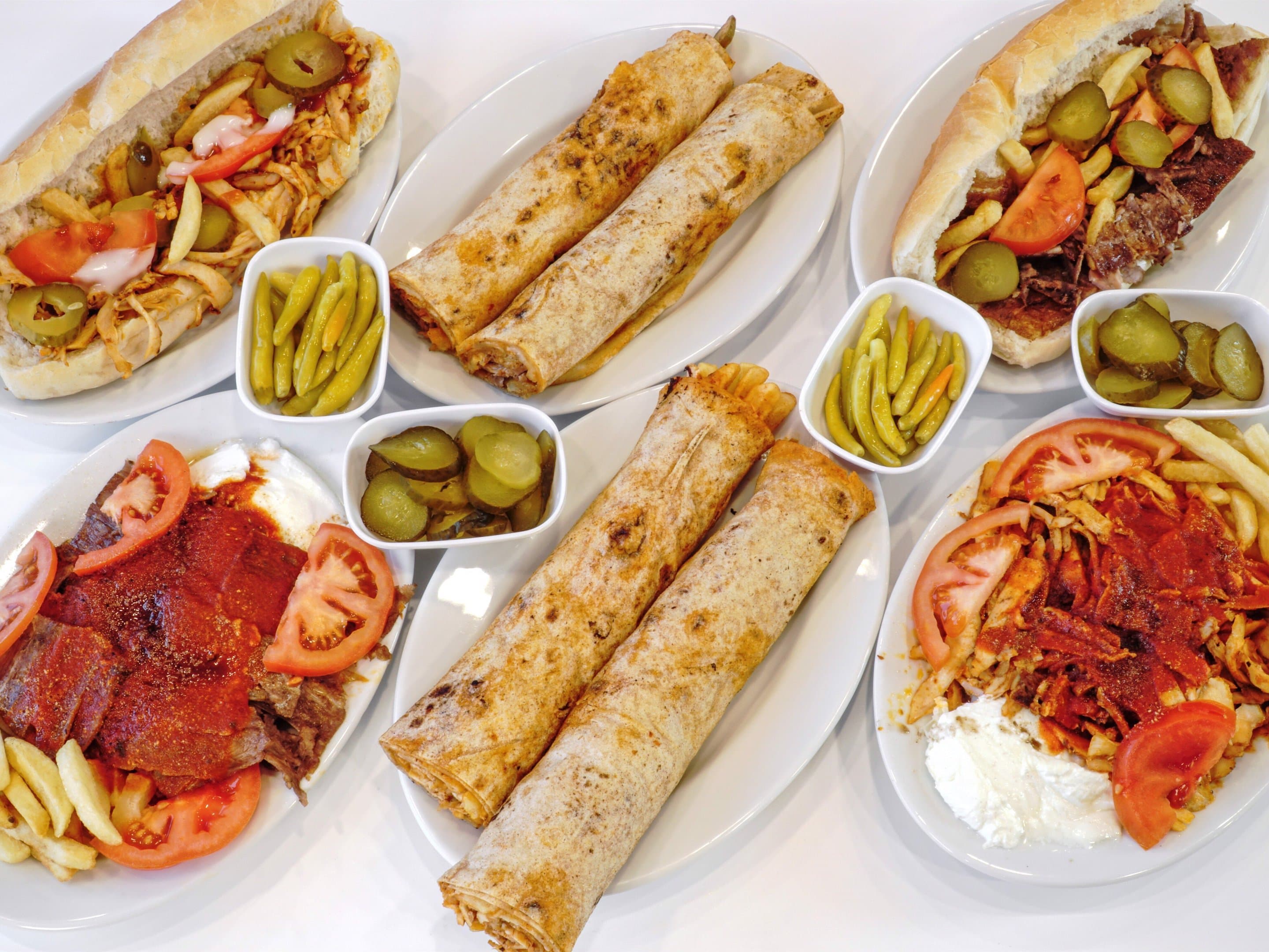 Safir Döner çeşitleri: dürüm, döner tabakları, turşu ve patates