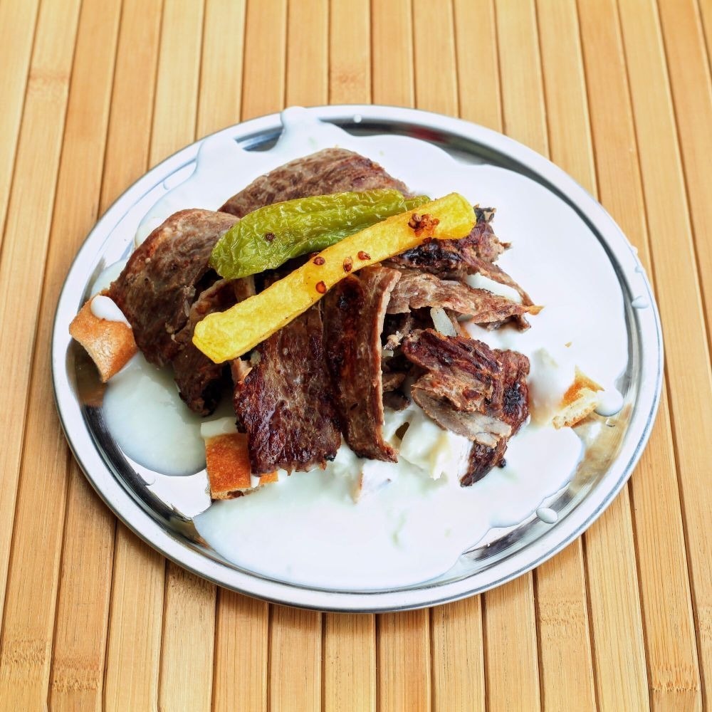 Doner with yogurt and grilled peppers